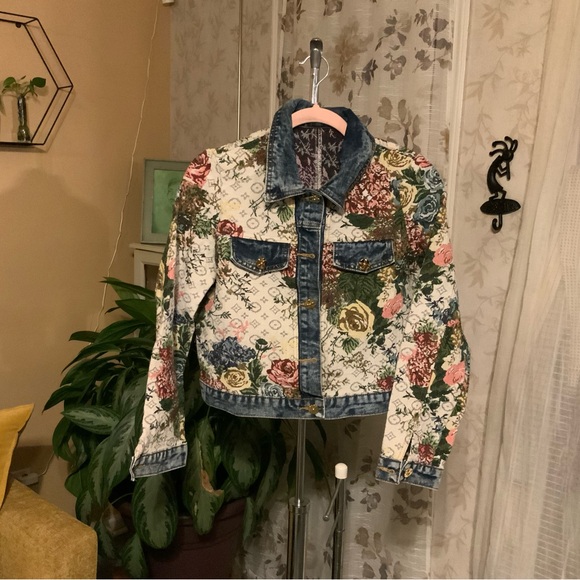 EUC Women’s unique denim and tapestry button down two pocket jacket. - Picture 2 of 10